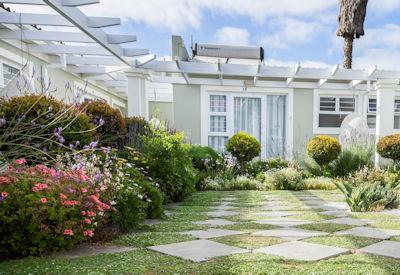 Manicure garden and lawns