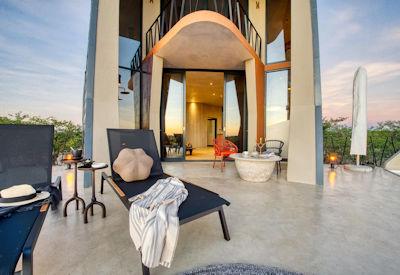 En-suite bathroom with outdoor bathtub