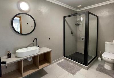 En-suite bathrooms with shower