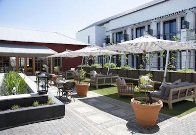Offering both indoor and outdoor lounge spaces