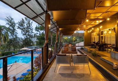 Balcony with views of the swimming pool