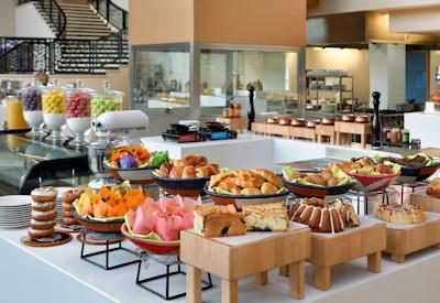 Breakfast and lunch buffet options