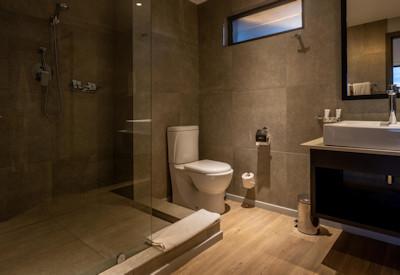 Large en-suite bathrooms