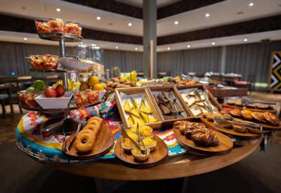 Breakfast and dinner buffet options