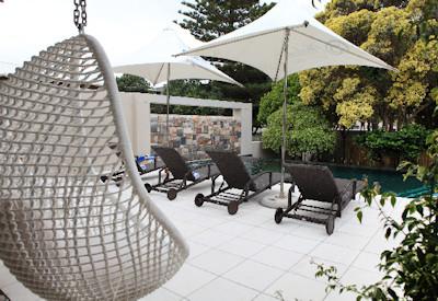 Pool, perfect for suntanning and families