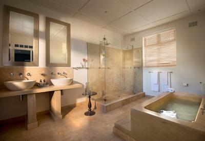 Stunning en-suite bathrooms with bathtubs