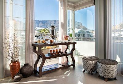 The majestic silhouette of Table Mountain