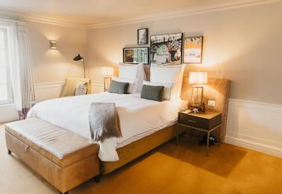 Spacious room with a nice sized bathroom