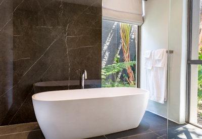 En-suite bathrooms with free standing bathtubs