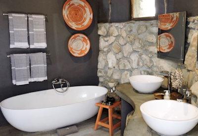 Large bathtub in the en-suite bathroom