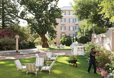 Buffet breakfast surrounded by expansive grounds