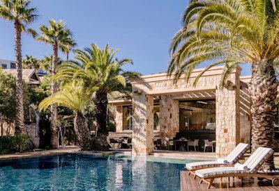 Swimming pool and sun lounges for all guests