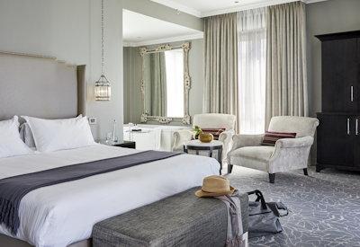 En-suite bedrooms with luavish bathrooms