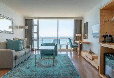 Private lounges with air conditioning