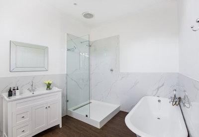 Large and stylish en-suite bathrooms