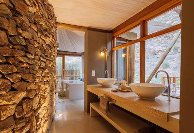 En-suite bathrooms with outdoor shower