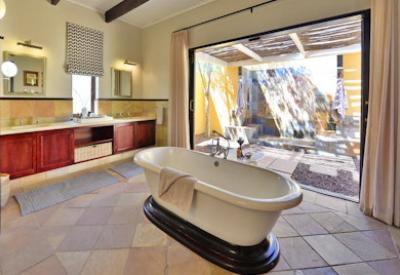 Large en-suite bathrooms