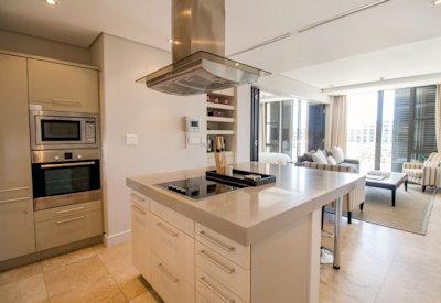 Full kitchen and lounge