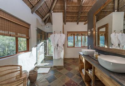 En-suite bathrooms with shower
