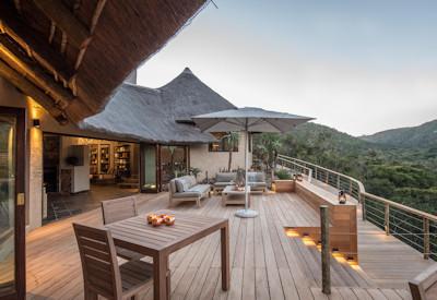 Outdoor viewing and dining deck