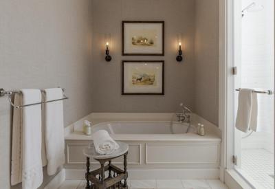 Large bathtubs within en-suite bathrooms