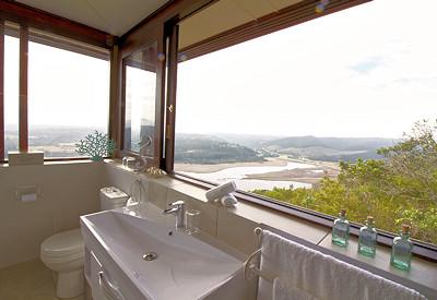 Separate bathroom with glorious views