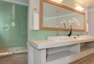 Large and luxurious en-suite bathrooms