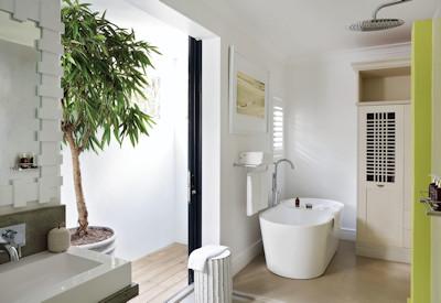 En-suite bathrooms with bathtubs