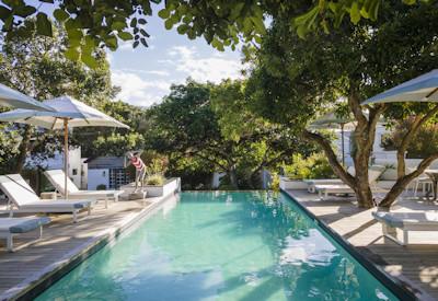 Rim flow swimming pool
