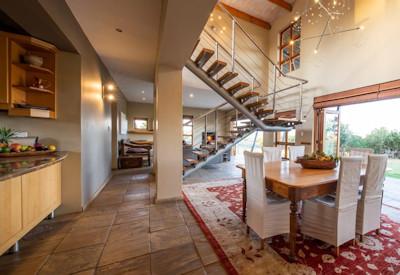 Rooms with garden view with high ceilings