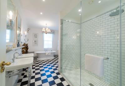 Hotel en-suite bathrooms