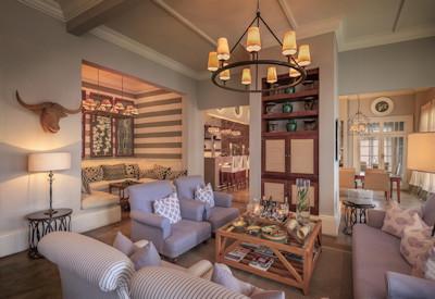 Smaller breakaway lounging alcoves