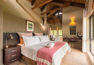 Luxurious thatched en-suite safari suites