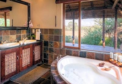 Luxury en suite bathroom