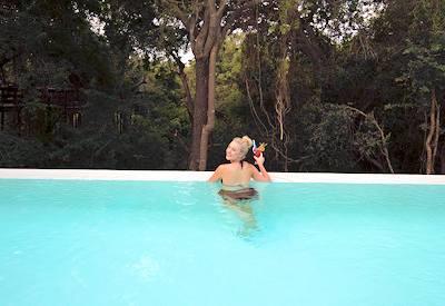 Rim flow pool with excellent wildlife sightings