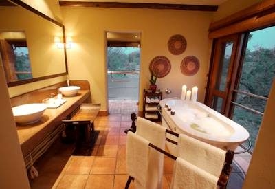 Large en-suite bathrooms with bathtubs