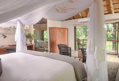 Lovely double room with views of the Karongwe