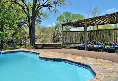 Stuning swimming pool with view deck