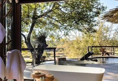 Outdoor free standing bathtubs