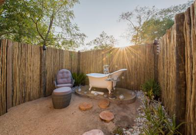 Private and intimate outdoor bathtub