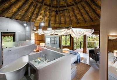 Luxurious thatched safari suites at Thonga