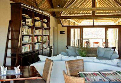 Lounge area and library at Desert Lodge