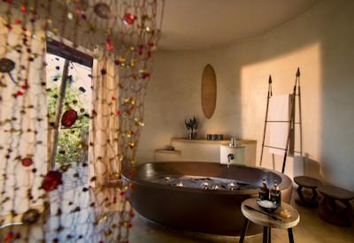 Private en-suite bathrooms with bathtub