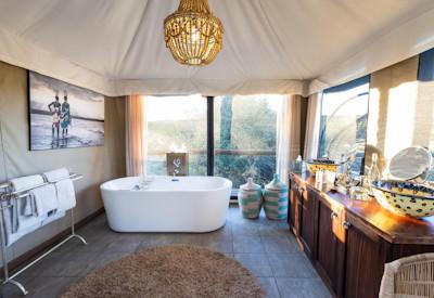 En-suite bathroom and outdoor luxury bathtub