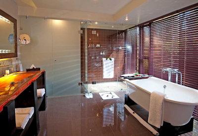 En-suite bathrooms with bathtubs