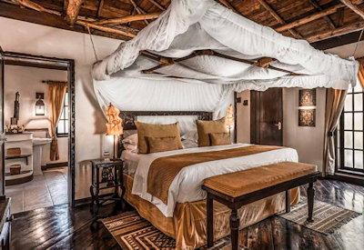Luxurious thatched en-suite bedrooms
