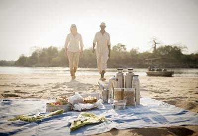 Sandbank romantic picnics