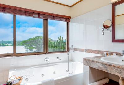 En-suite bathrooms with panoramic views