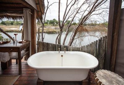 Outdoor bathtub