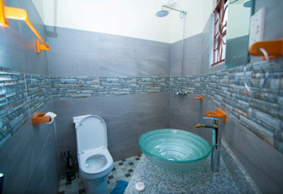 Airport Guesthouse Entebbe lovely en-suite bathroom double single beds writing desk 